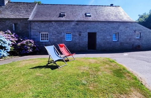Saint-Thegonnec Loc-Eguiner House | Gite 7 Personnes et 3 Chambres à la Campagne au Calme Avec Wifi Fibre