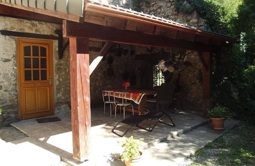Chateau-Verdun House | Gite 2 - Le Cairn: Bed and Breakfast