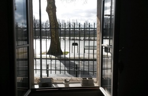 Bourgogne Apartment | Gîte Appart "La Gabare" with view of the Loire River