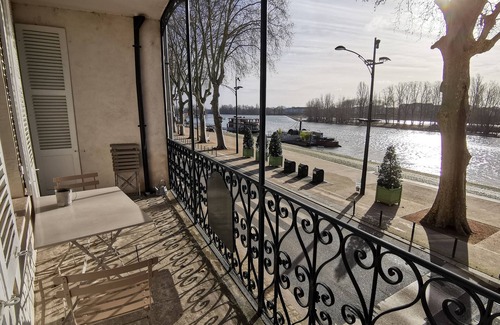 Bourgogne Apartment | Gîte Appart "Les Oiseaux" with view of the Loire River