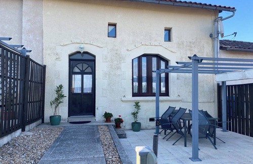 Chatenet Cottage | Gîte Blanc 4★ : Peaceful rural haven with lovely country views 🌿🏡