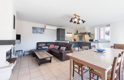 Ouzous House | Gîte d'Ayzi – Charming Rental with Panoramic Views, Ideal for Families or Friends, 15 Minutes from Lourdes