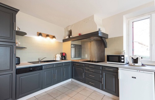 Ouzous House | Gîte d'Ayzi – Charming Rental with Panoramic Views, Ideal for Families or Friends, 15 Minutes from Lourdes