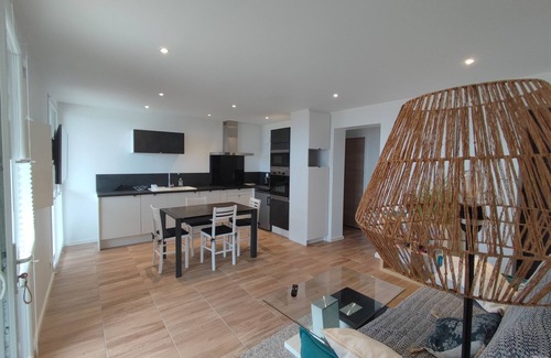 Le Ru Apartment | Gîte Île Grande T2, sea view 200m from the beach