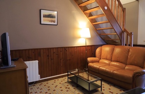 Ouzouer-sur-Trezee Apartment | Gite in quiet hamlet by the canal, between Guédélon and Loire Valley