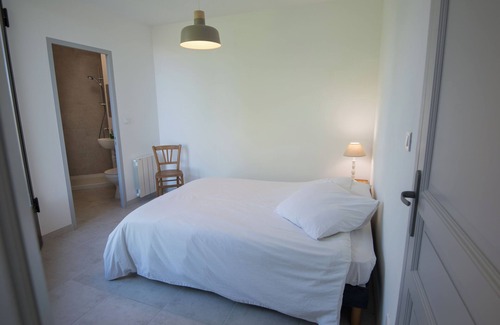 Ansouis Apartment | Gîte L'Abiho, in the heart of one of France's most beautiful villages, facing the Luberon.