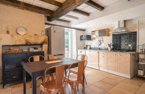 Saint-Romain-de-Benet Cottage | 'Gîte Le Chai' with Shared Pool, Wi-Fi and Air Conditioning