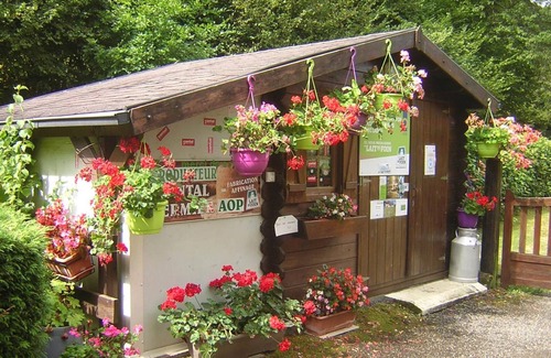 Le Rouget-Pers Cottage | Gite Le Rouget-Pers, 4 bedrooms, 8 persons