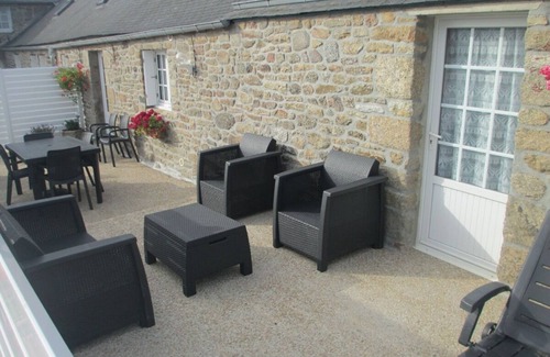 Landunvez House | Gite menhir ground floor between land and sea
