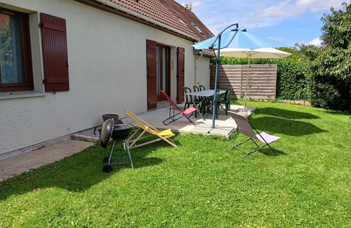 Pierres House | Gîte on the banks of the Eure. Ideal for families with 2 bedrooms and private garden.