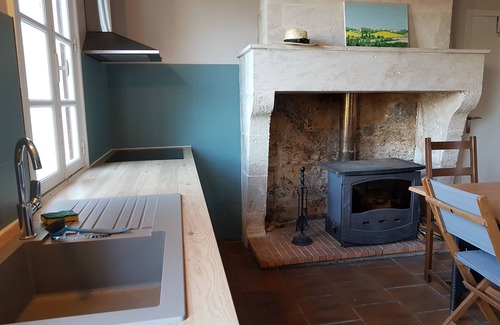 Saint-Aulaye-Puymangou House | Gîte on the edge of the woods