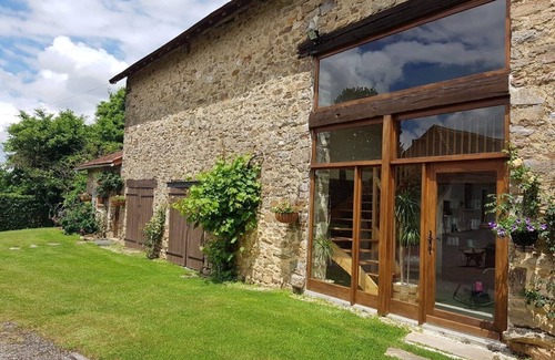 Saint-Yrieix-la-Perche Cottage | Gite tout confort avec Piscine pour apprécier la sérénité de la campagne