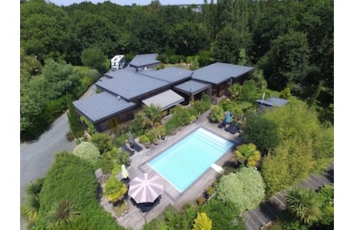 Le Tour-du-Parc Cottage | gite with swimming pool and beach
