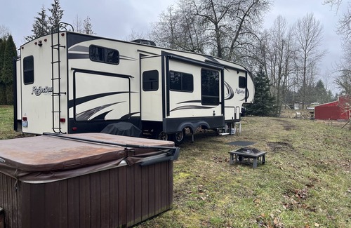 McKenna House | Glamping at the RMR farmstead WITH HOT TUB