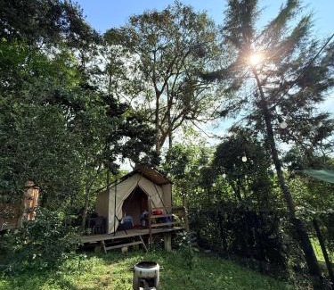 Jardin Other | Glamping Colibrí, bosque vecino y vista a la montaña al mismo tiempo
