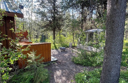Polebridge Cabin | Glamping tent 1, remote with Glacier Park Mountain views. 5mins from Polebridge