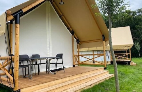 Nunspeet Cabin | Glamping tent equipped with living room, kitchen and bathroom.