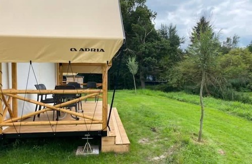 Nunspeet Cabin | Glamping tent equipped with living room, kitchen and bathroom.