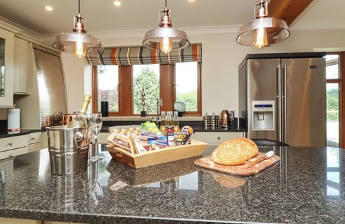 Eldwick Cottage | GLEN HOUSE, pet friendly, with hot tub in Eldwick