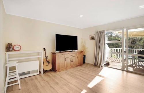Glendowie House | Glen's Hidden Gem with Parking and Deck