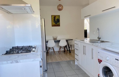 Glenelg South Apartment | Glenelg Holiday Apartments-The Broadway 500 meters to the Beach Free Parking