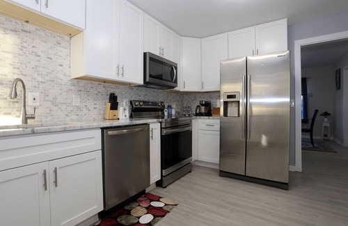 Ypsilanti House | Global Vibes Parlor Renovated home,1 min to golf course & close to two stadiums