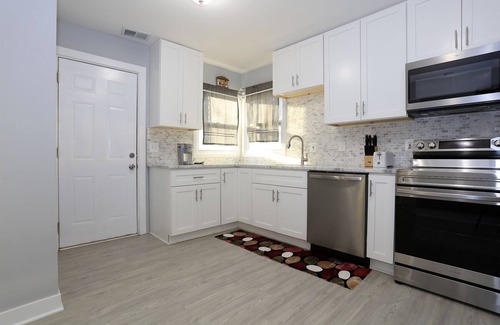 Ypsilanti House | Global Vibes Parlor Renovated home,1 min to golf course & close to two stadiums