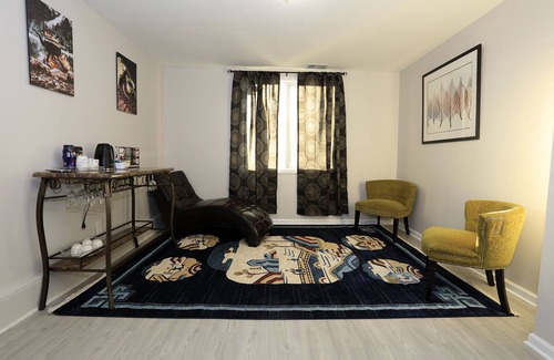 Ypsilanti House | Global Vibes Parlor Renovated home,1 min to golf course & close to two stadiums