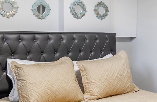 Little Italy Apartment | GLOBALSTAY. Modern Bsm in the Heart of Toronto. HOT TUB, BBQ.