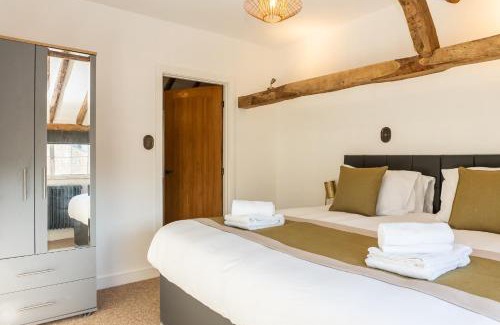 Brockworth House | Gloucester-Modernised 4 Bedroom Cottage-Sleeps 8-Free Parking-Fast Wi-Fi