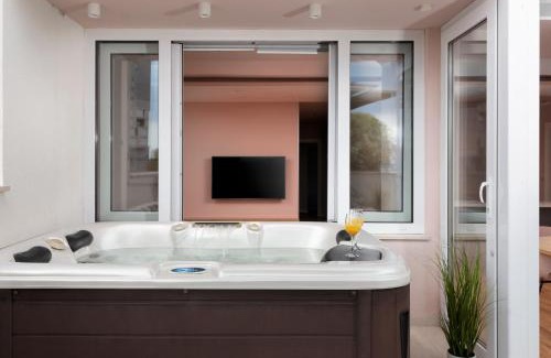 Split Apartment | Glow luxury apartment with terrace and jacuzzi