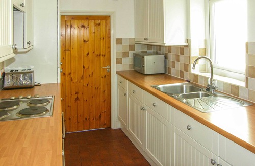 Llanrhystud Cottage | GLYNMOOR, family friendly, character holiday cottage in Llanrhystud