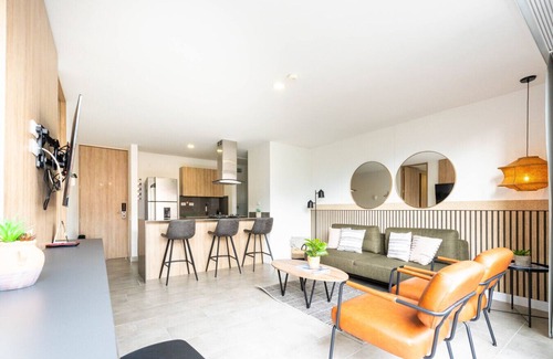 La Aguacatala Apartment | Go Living 702 · Modern Apt near Milla de Oro with AC and Balcony