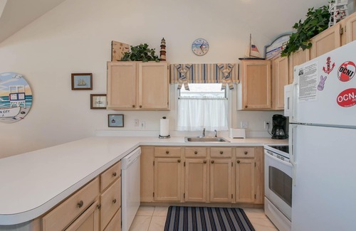 Gold Coast Condo | Goldcoast-Steps to Beach 2nd Flr-3 bedrm/2 bths, Prvt Rooftop Dck w/Ocean Views!