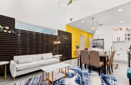 Eastside Promise Neighborhood House | Golden Game Haven: mins to Alamo, AT&T, Fort Sam