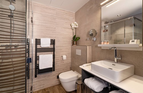 Froidchapelle Hotel | Golden Lakes Hotel