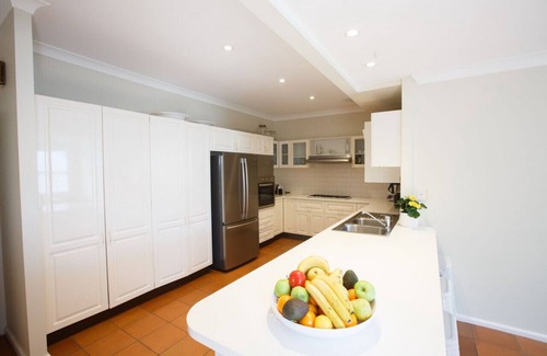 Newport House | Golden Triangle Villa - Quick Walk to the Beach