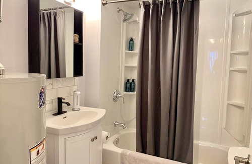 Golden Hotel | Golden View Suite - Cozy Downtown Private Suite