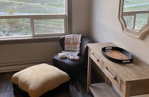 Ennis Apartment | Golden Views In Every Direction!