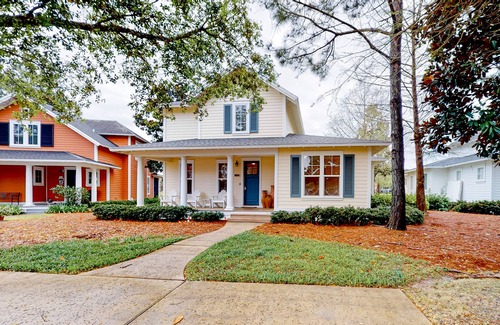 Laurel Grove House | Golf-course home with lake view, central AC, & W/D - near beach