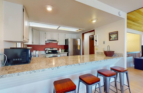 Bainbridge Island House | Golf-course-view house with deck, fireplace, grill - near ferry