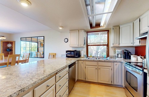 Bainbridge Island House | Golf-course-view house with deck, fireplace, grill - near ferry