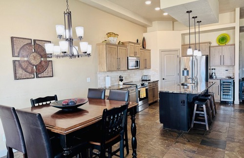 Mesquite House | Golf Course Views Over 10th Tee Box – Sleeps 12 by Mesquite Vacation Rentals: Walk to Falcon Ridge Clubhouse with $510 in free daily activities!