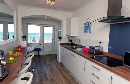 Saundersfoot Apartment | Gone to the Beach - Sea Views, Direct Beach Access
