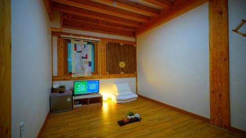 Gongju House | gongju dalbicjeongweon hanog pensyeon