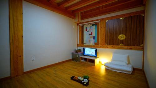 Gongju House | gongju dalbicjeongweon hanog pensyeon