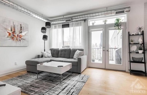 Ottawa Division Apartment | Good location in Ottawa. Parking available. We speak your language. Transfer