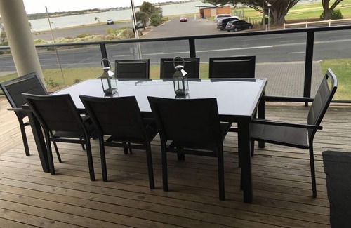 Goolwa South House | GoolwaGettaway Luxury Home by river- sleeps 14 in 10 beds