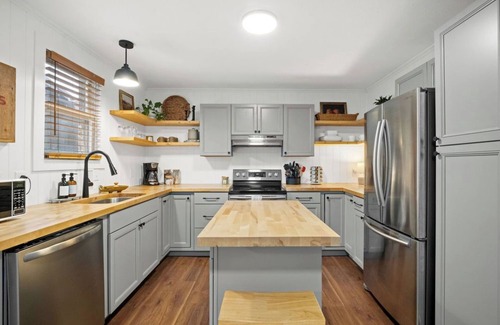 Lansing House | Gorge BasecampFirepitDeck Near AOTG