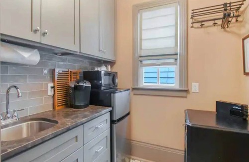 Garden District Apartment | Gorgeous 1 Bed/1 Bath Just Steps to Magazine St and Garden District!